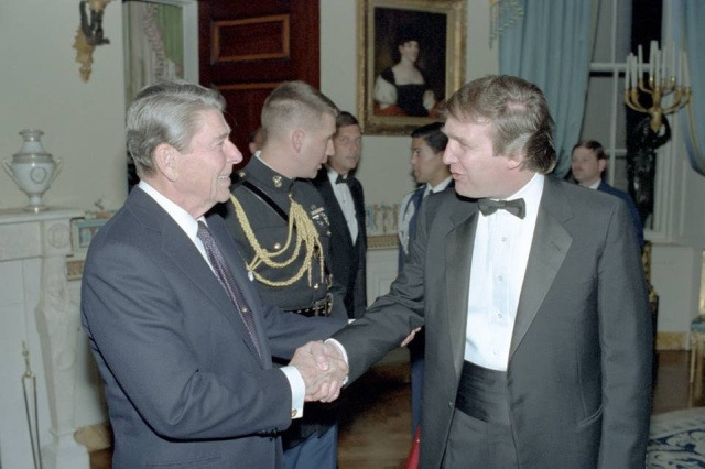 Рональд Рейган и Дональд Трамп в Белом доме, 1987 год