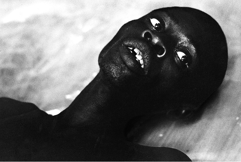 Жертва беспорядков в самопровозглашенном государстве Биафра. Юго-восточная часть Нигерии, 1969 год.