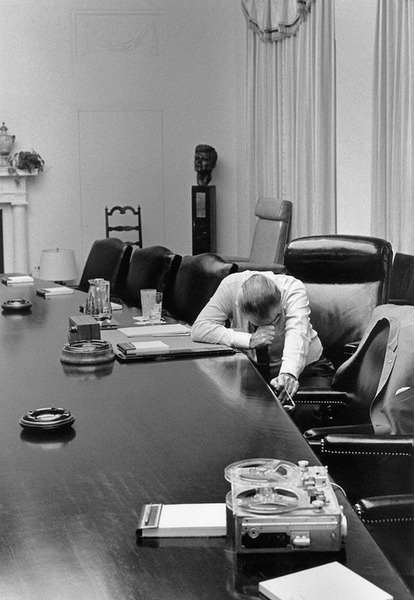 Президент Линдон Джонсон слушает аудиописьмо своего зятя капитана Чарльза Робба воюющего во Вьетнаме, июль 1968 года