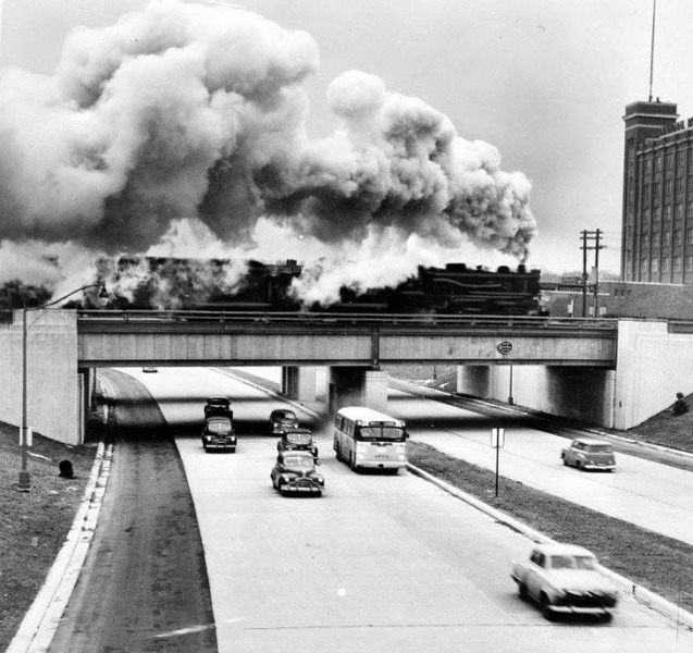 Поезд проходящий через шоссе в Детройте, 1950 год
