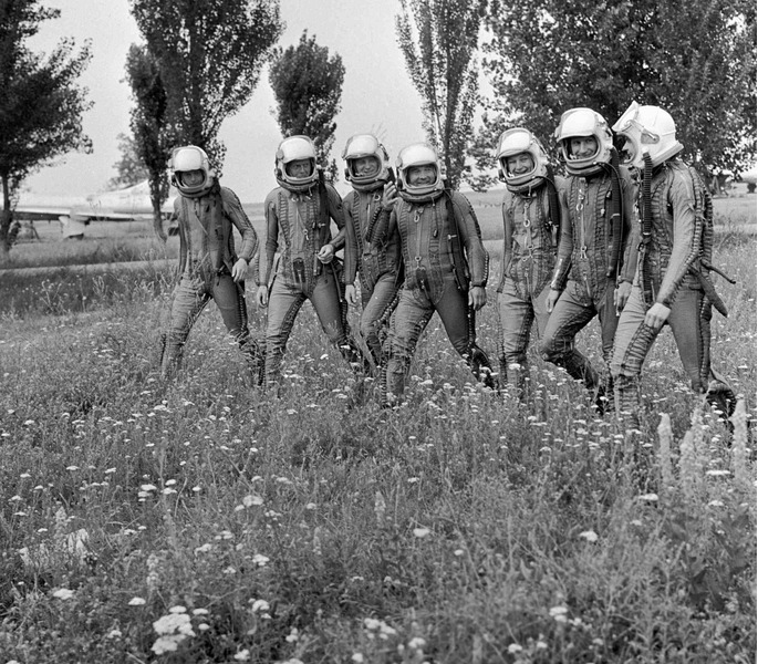 Кадеты Ейского авиационного училища направляются к своим самолётам. Краснодарский край, 1974 год.