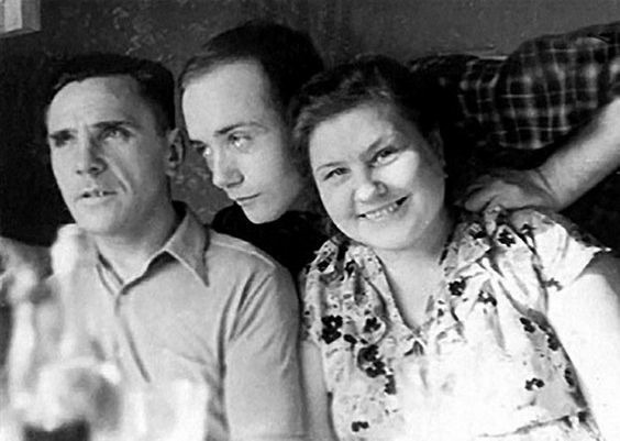 Леонид Куравлёв с родителями.