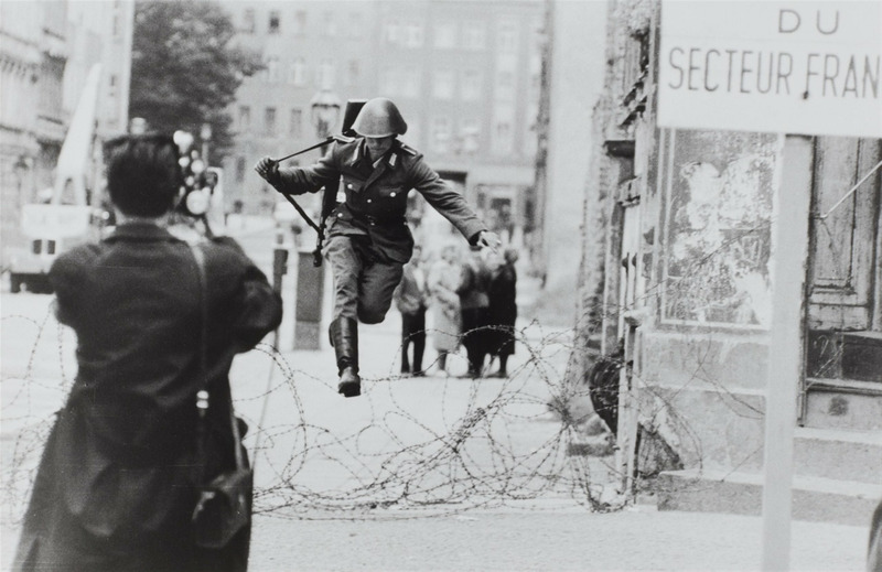 Прыжок в свободу, Петер Ляйбинг, 1961. Солдат перепрыгивает колючую проволоку на третий день после начала возведения бетонной Берлинской стены.