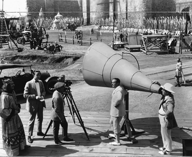 Дуглас Фэрбенкс (в центре) и режиссер Аллан Дван (справа) на съемочной площадке Робин Гуда, 1922 год