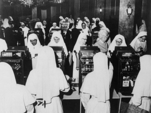 Монахини в игорном клубе. Сидней, Австралия, 1971 год.