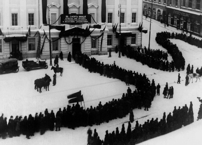 Очередь к гробу Ленина в Колонном зале Дома союзов 23-27 января 1924.