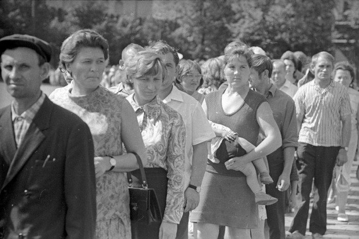 Люди в очереди, 1973. Ершов Виктор Гаврилович