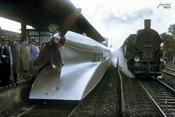 Рельсовый цеппелин и поезд на паровой тяге возле железнодорожной платформы. Берлин, Германия, 1931 г.