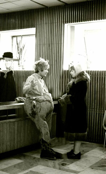 Мишулин-Карлсон и Ольга Аросева в холле служебного входа - Театр Сатиры. Начало 1980-х.