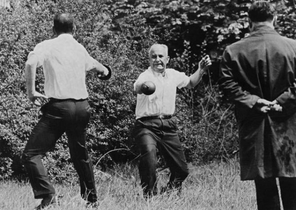 Последняя дуэль Франции, 1967 год. Мэр Марселя Гастон Деффер сражается с Рене Рибьером. Все из-за того, Деффер назвал Рене идиотом на людях.