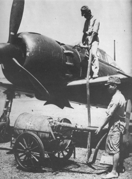 Дозаправка техниками японского истребителя Mitsubishi A6M5 Zero примерно 1943−1945-й гг.