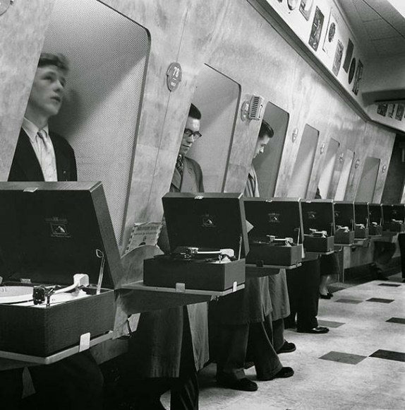 Покупатели в музыкальном магазине, Лондон, 1955