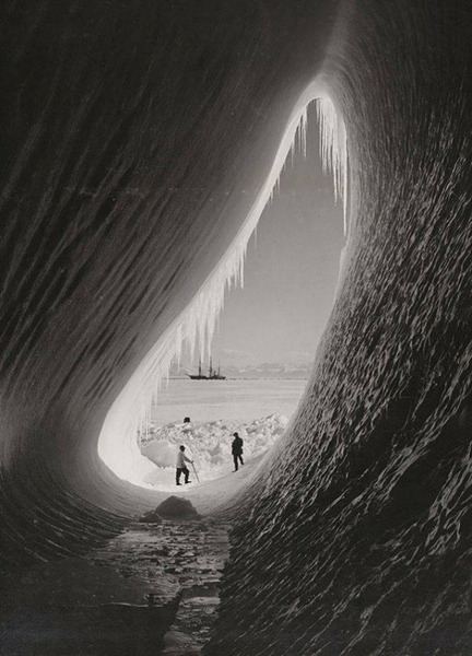 Люди в гроте айсберга во время британской антарктической экспедиции, 1911 год
