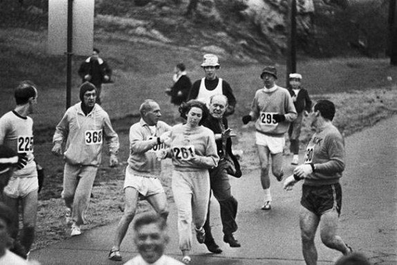 Катрин Свитцер — первую женщину в Бостонском марафоне — пытаются выгнать, 1967 год