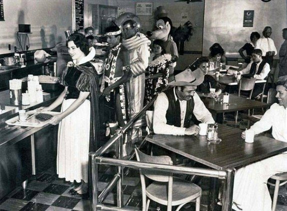 Работники Disneyland пришли в кафе, 1961 год