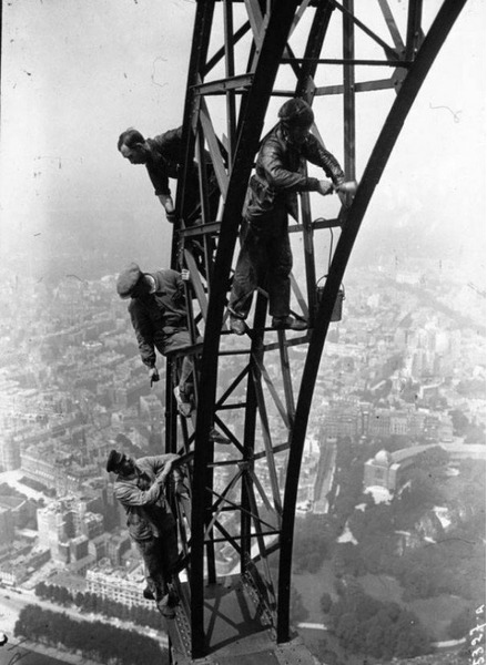 Рабочие красят Эйфелеву башню, 1932 год
