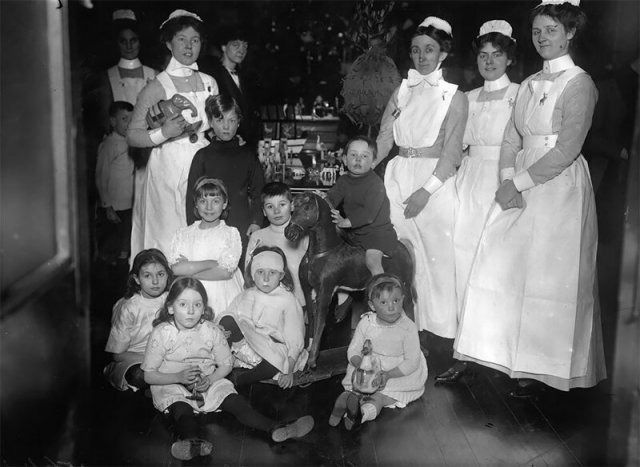 Рождество, детская больница на Грейт-Ормонд-Стрит, Лондон, 1913 года
