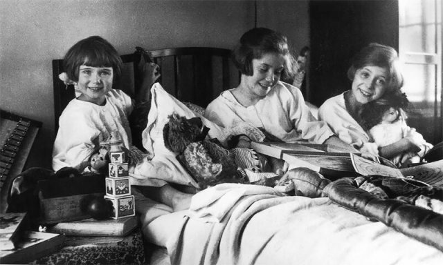 Дети распаковывают подарки, 1925 год