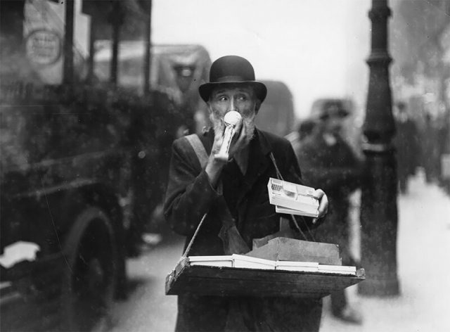 Продавец игрушек в Лондоне, 1913 год