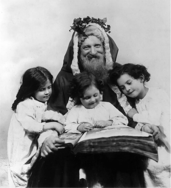 Рождественский дед читает детям, 1915 год