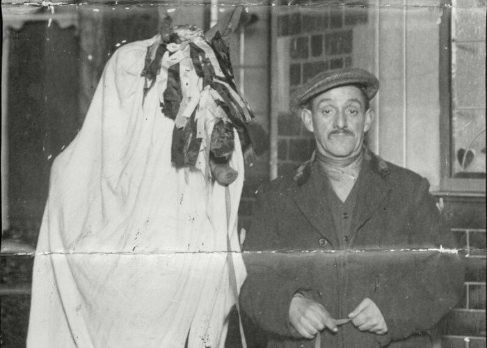 Старинный валлийский Серая лошадь, 1921 год. Для обряда человека одевали в белый балахон, а на палку крепили лошадиный череп.