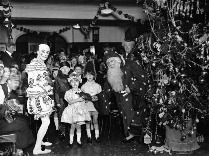 Санта с клоуном поздравляют детей, 1924 год