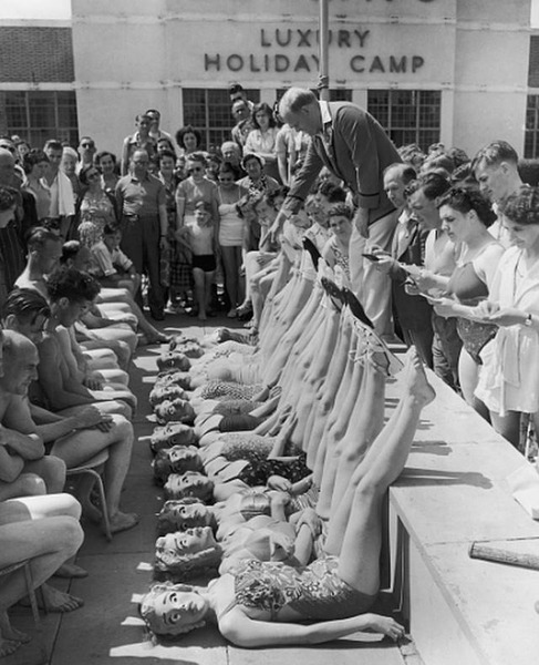 Конкурс на лучшую фигуру: чтобы судей не отвлекала внешность участниц, они надели маски из папье-маше, 1952