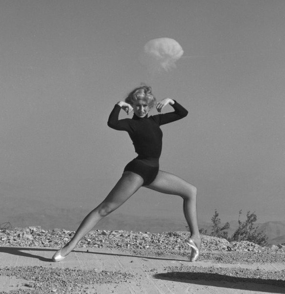 Танцовщица на фоне атомного взрыва, Лас-Вегас, 1957