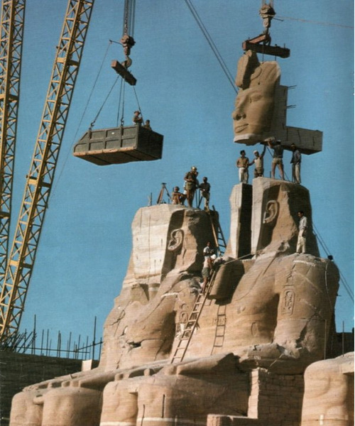 Чтобы сохранить древнеегипетский храм Абу-Симбел от затопления, его распилили, перенесли в другое место и собрали заново, 1967