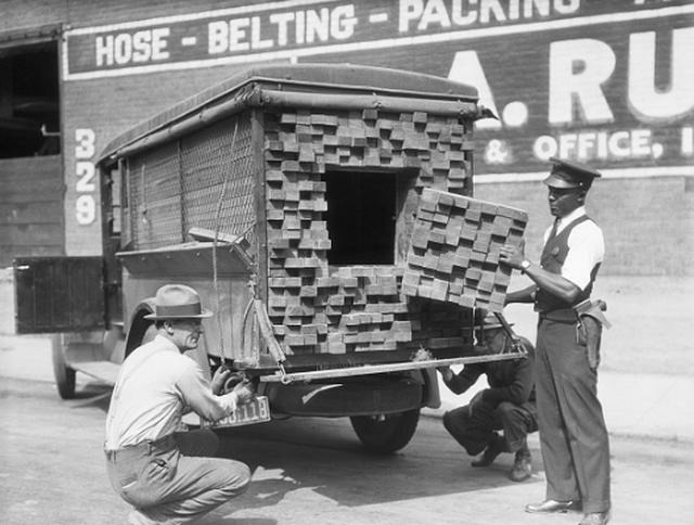 Грузовик с фальшивыми досками для контрабандной перевозки алкоголя во времена сухого закона в США, 1926
