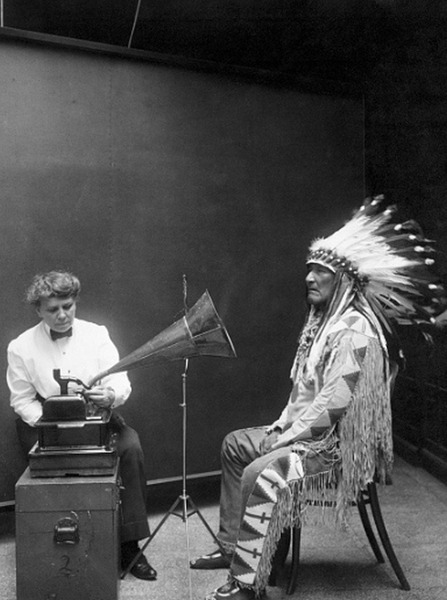 Вождь черноногих индейцев записывает военную песнь своего племени на граммофон, 1916