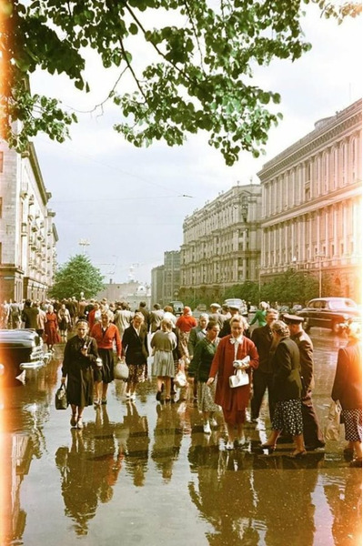 Москва, улица Горького. После дождя. Фото Семена Фридлянда. 50-е