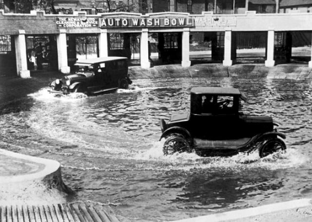 Автомойка в Чикаго: машины гоняют по кругу в бетонном бассейне, счищая пыль и грязь с колес, 1920