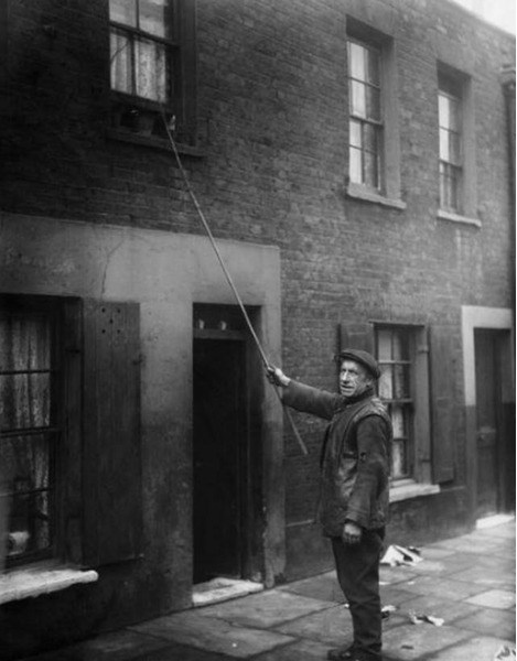 Профессия будильщик — это человек, который по утрам стучится в окна и двери и будит людей на работу, Англия, 1929