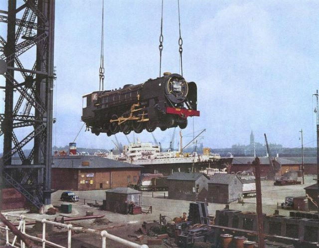 Отгрузка паровоза в порту, 1952 год, Глазго