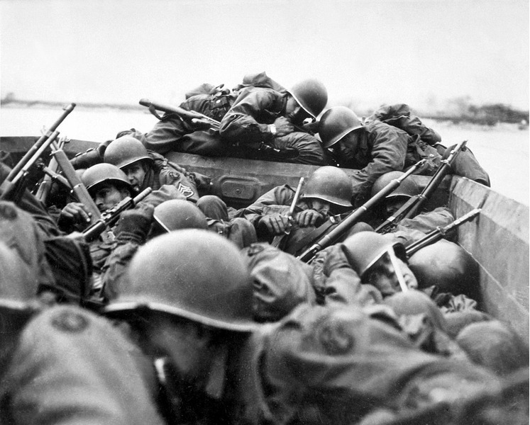 Солдаты 89-й американской пехотной дивизии переправляются через Рейн