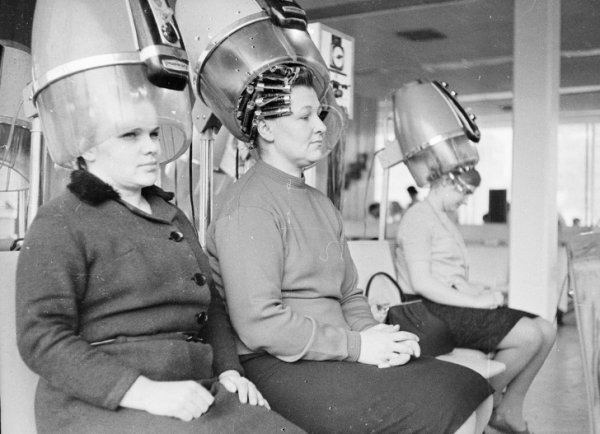 В парикмахерской, 1965
