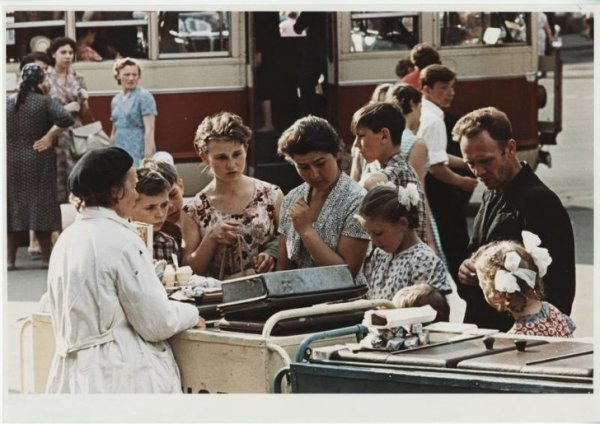Покупатели мороженого, 1958