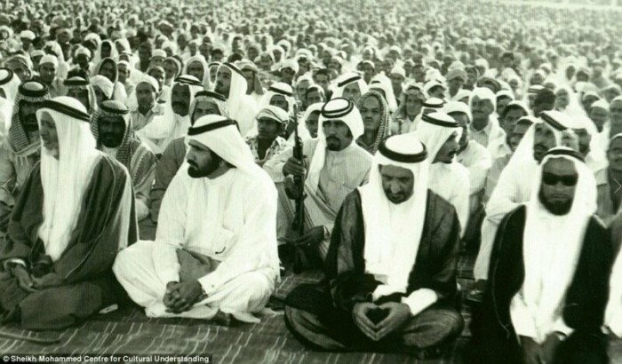 Мужчины на молитве во время мусульманского праздника в Дубае.