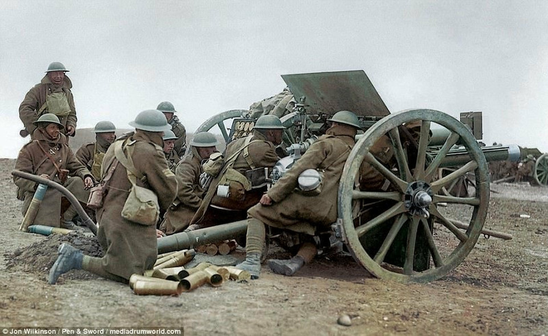 Британская батарея из 18-фунтовых полевых пушек на поле битвы на реке Сомме, Франция, октябрь 1918 года.