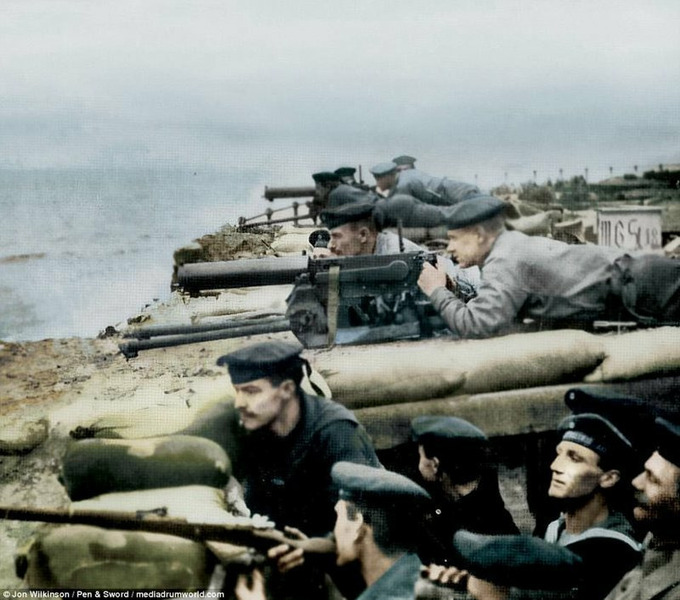 Немецкая морская пехота на бельгийском побережье.