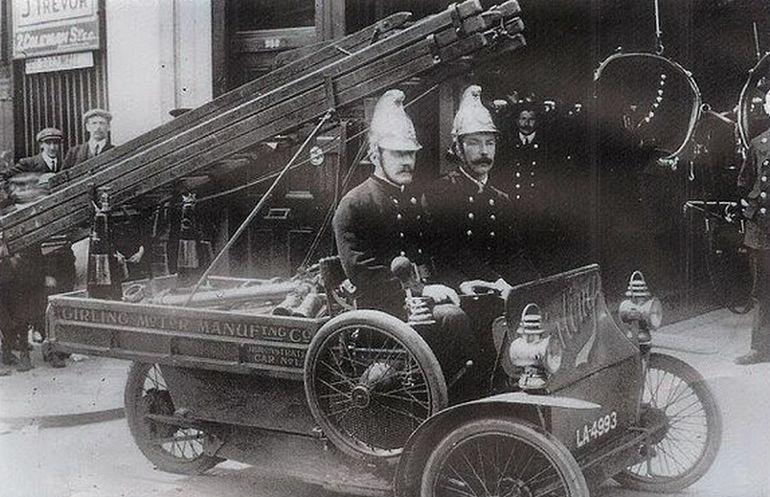 Пожарные спешат на вызов, 1910.