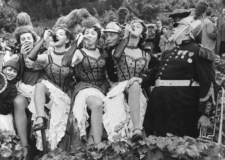 Танцовщицы из Мулен Ружа на фестивале вина, 1950-е.