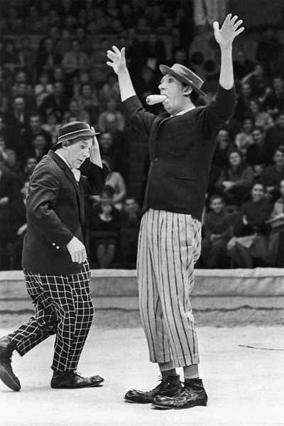 На арене цирка выступают клоуны Юрий Никулин и Михаил Шуйдин. СССР, 9 апреля 1967 года