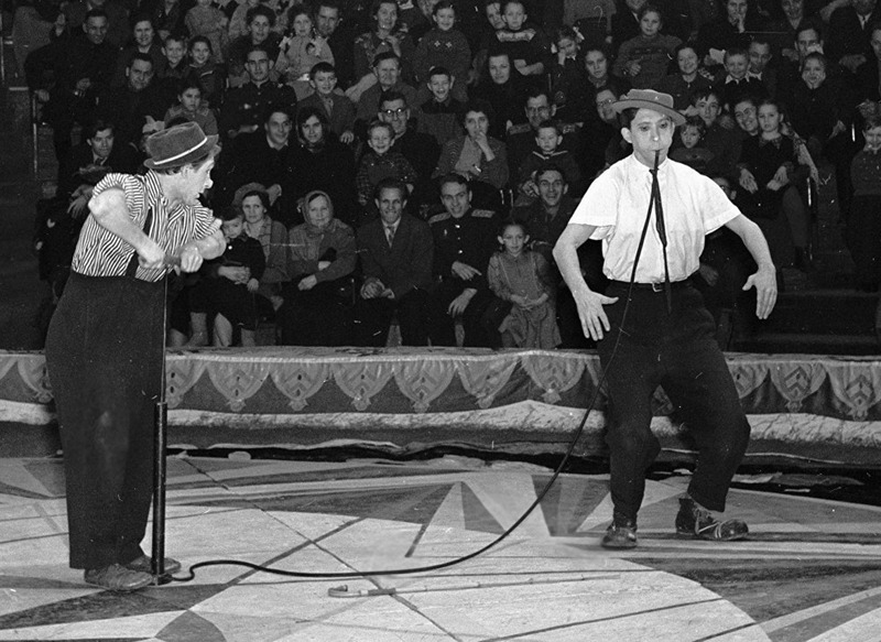 На арене цирка клоуны Юрий Никулин и Михаил Шуйдин в 1958 году