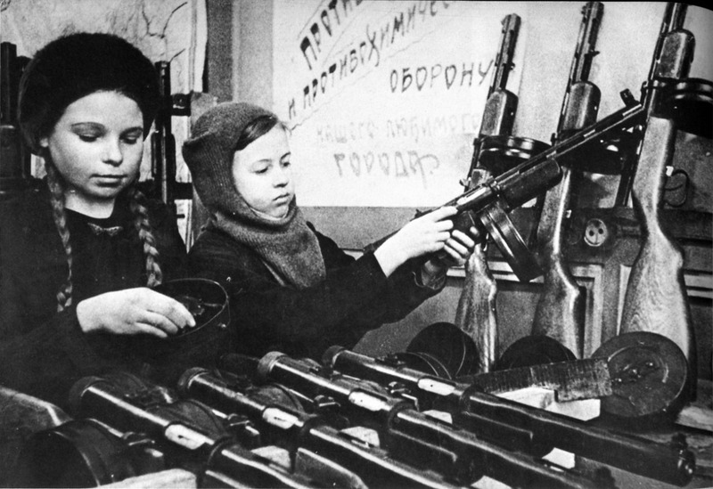 Школьники занимаются сборкой автоматов, Сталинск (Новокузнецк), 1943