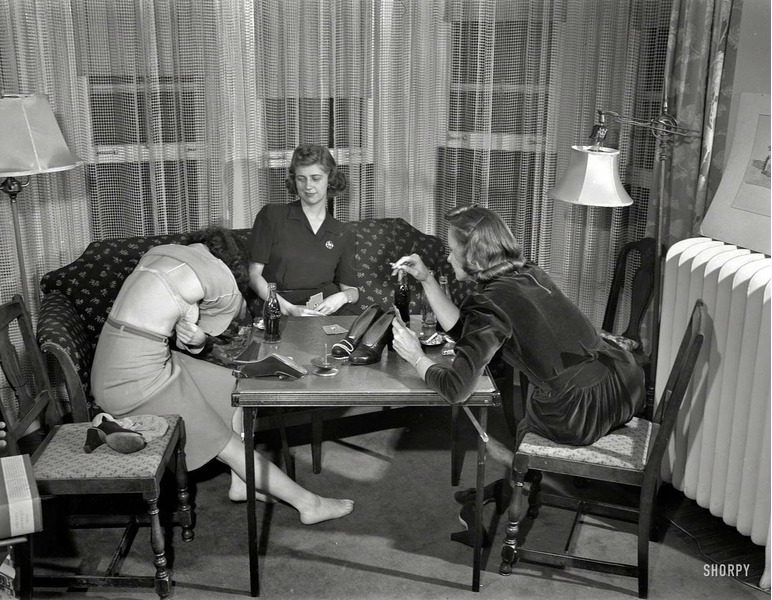 Девушки играют в карты на раздевание, 1941