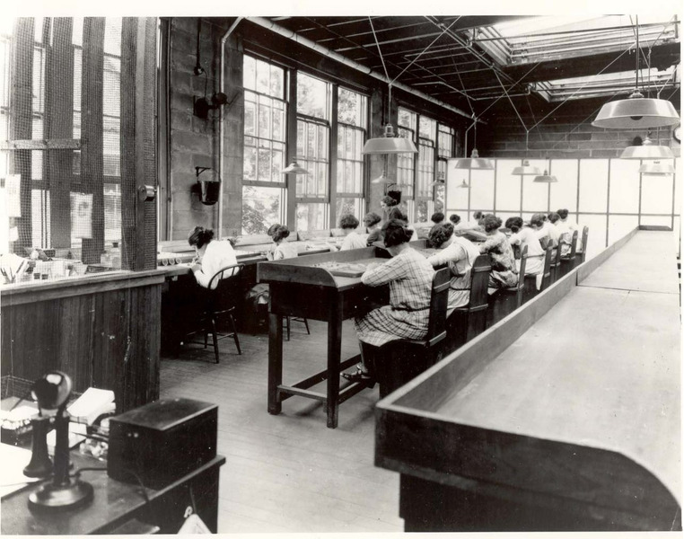 Девушки за работой на фабрике United States Radium Corporation