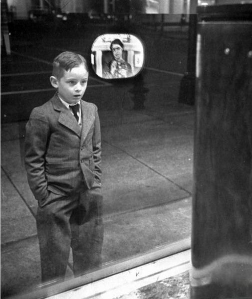 Мальчик впервые смотрит телевизор сквозь витрину магазина, 1948 г.