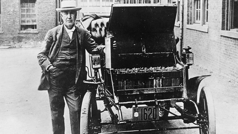 Томас Эдисон со своим электромобилем 1895 год